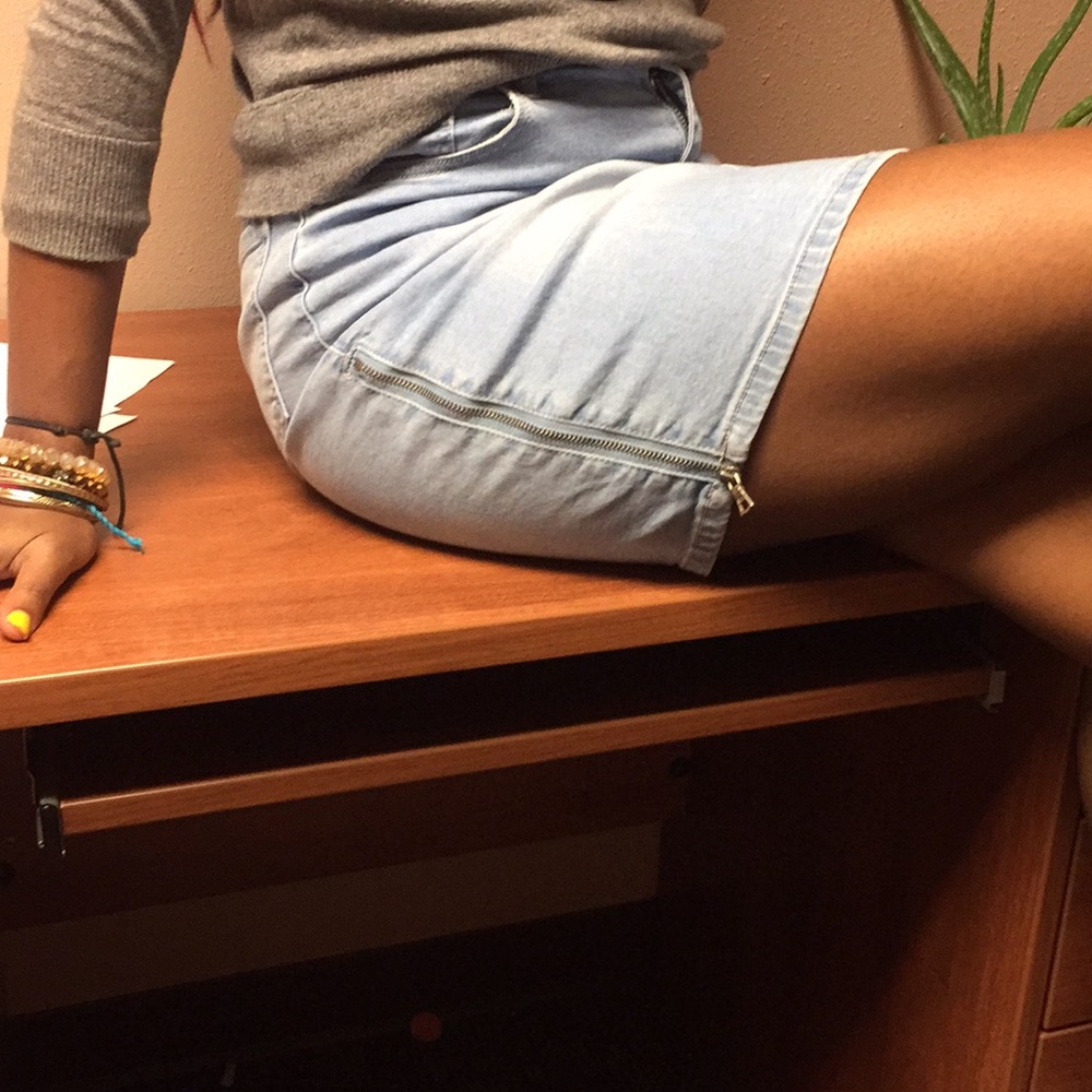 Jean skirt with twin zippers